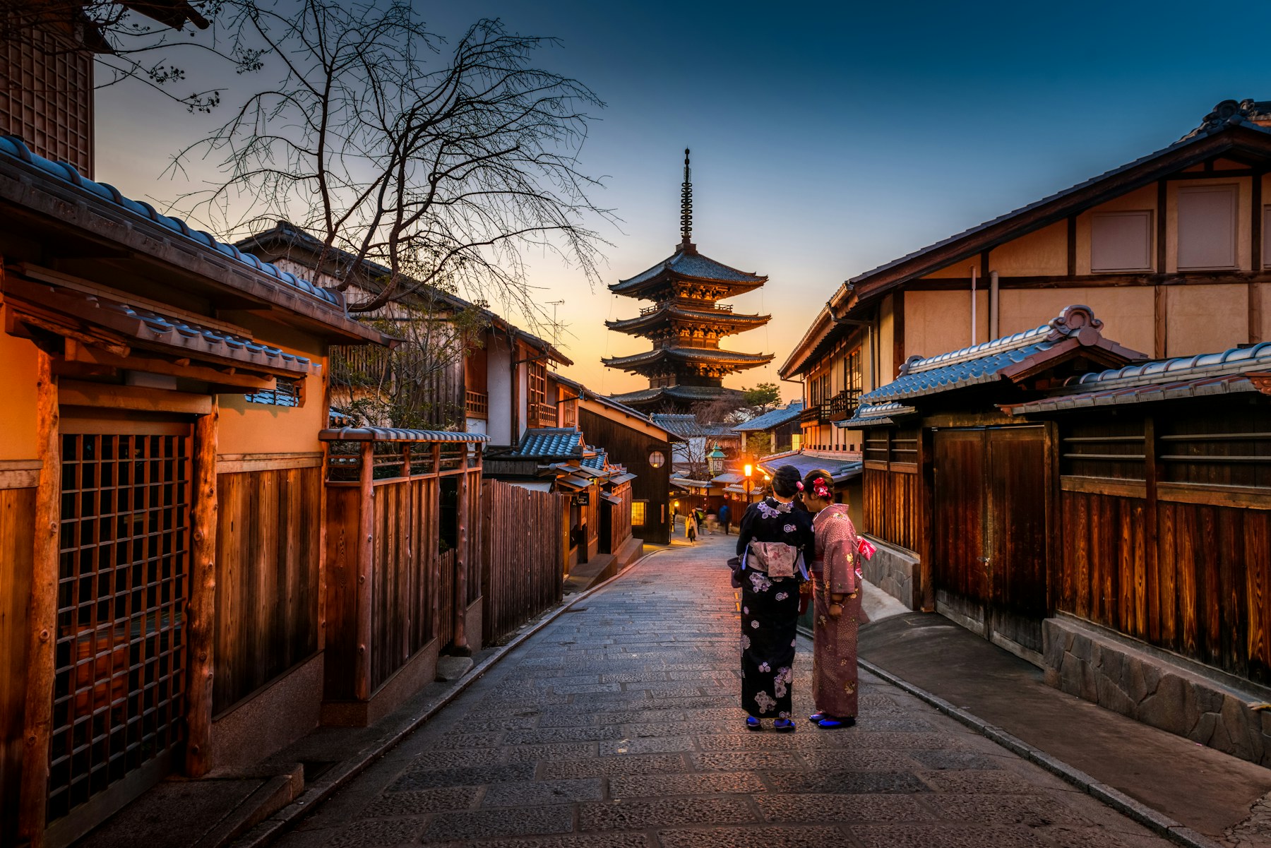 Calle tradicional de Kioto con una pagoda al fondo