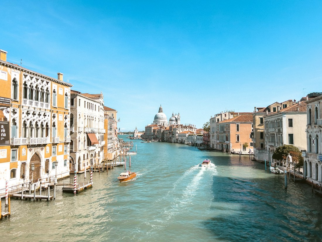 Barcos y palacios junto al Gran Canal de Venecia